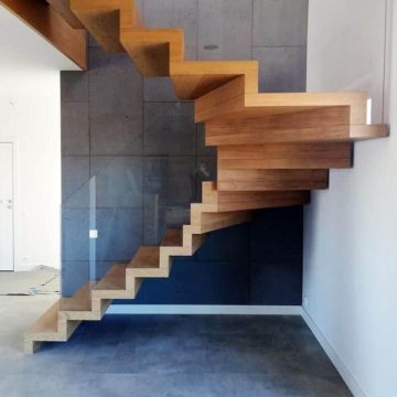 schody dywanowe drewniane